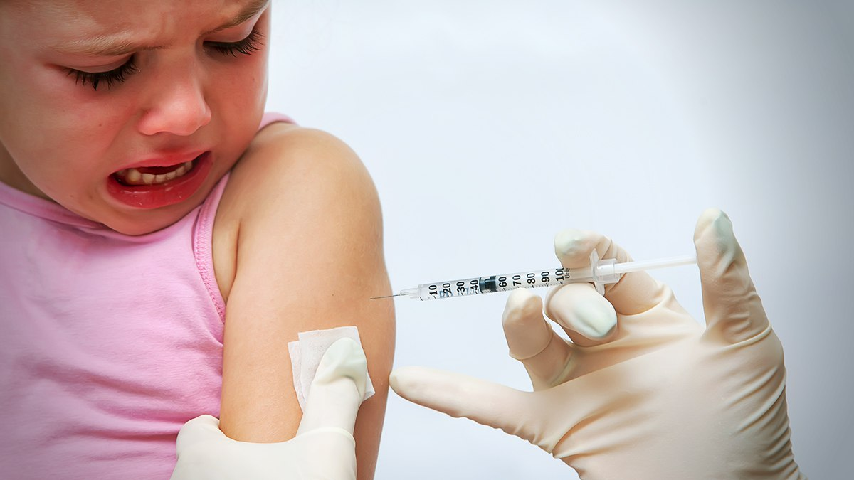 Вакцина для девочек. Уколы маленьким детям. Маленки уколы. Уколы и прививки.