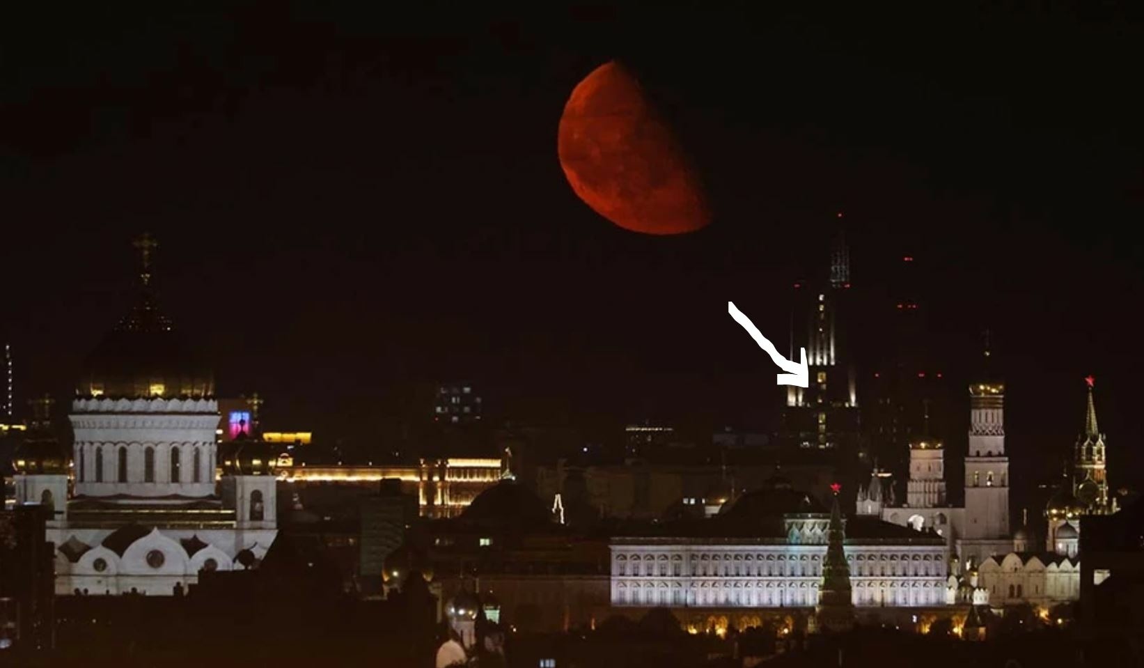 России луна сегодня. Кровавая Луна в Москве. Кровавая Луна над Москвой. Кровавая Луна в Москве сегодня. Красная Луна над Кремлем 2022.